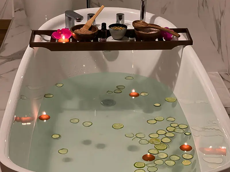 Banheira da su&iacute;te de massagem do Nusa Massage Spa