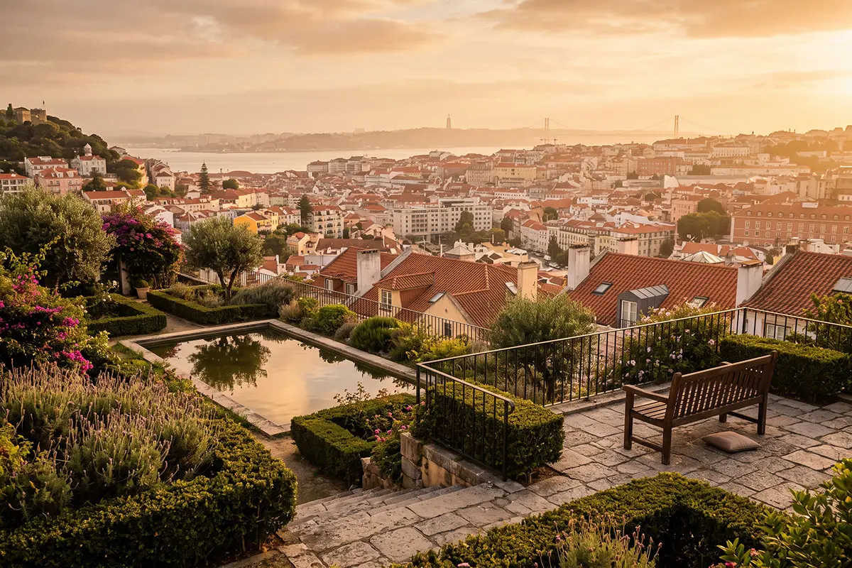Um jardim em socalcos de Lisboa ao fim da tarde, com um espelho de &aacute;gua e um banco vazio, sobre a cidade, sem multid&otilde;es