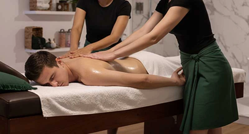 Terapeutas a realizar massagem 4 mãos no Nusa Spa Lisboa